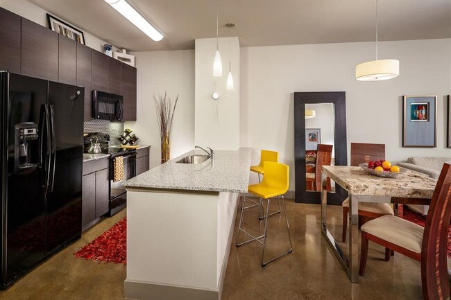 Cocinas de concepto abierto con isla/desayunador - Echo Apartments