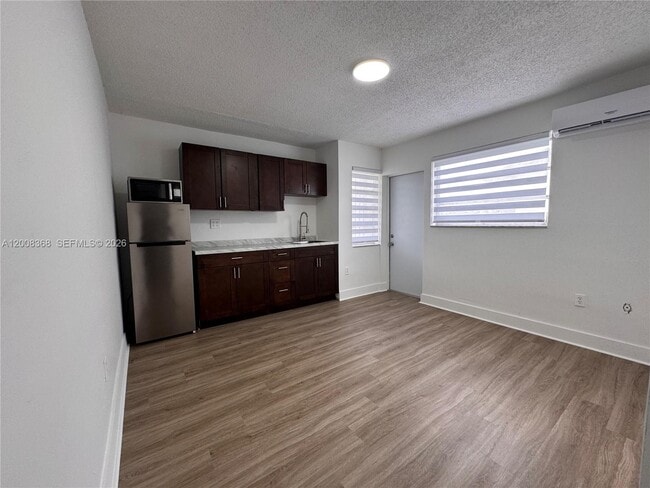 Photo - 3632 SW 87th Ave Unidad Rear - 1