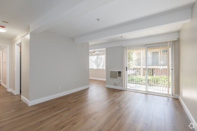 1BR, 1BA - 750SF - Living Room - Mountainview Venture