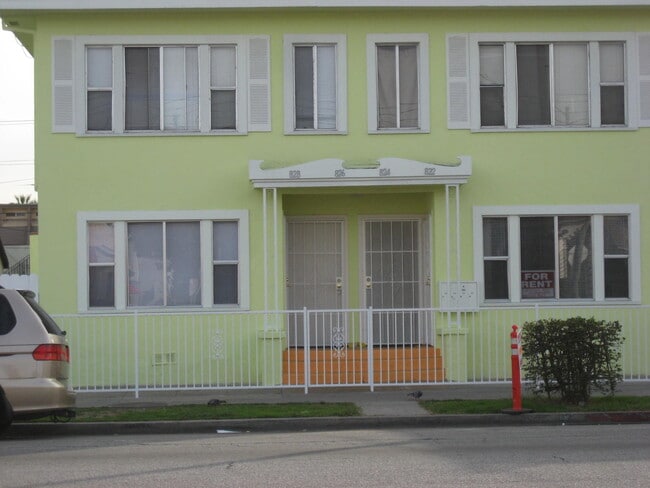 Photo - 826 E 10th St Apartments