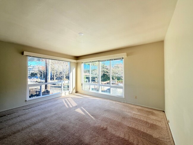 Building Photo - 3105 1/2-3105 Eastlake Ave E Unit 02 - 3105 A