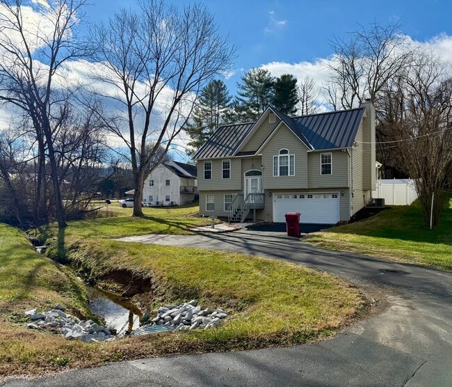 Photo - Beautiful Home behind ETSU and 5 minute drive to VAMC