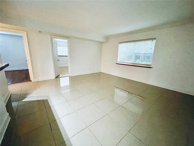 Photo - 811 NE 14th Pl Unidad 4