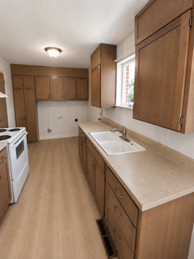 Building Photo - 205 N Freeman Ave Unit 225
