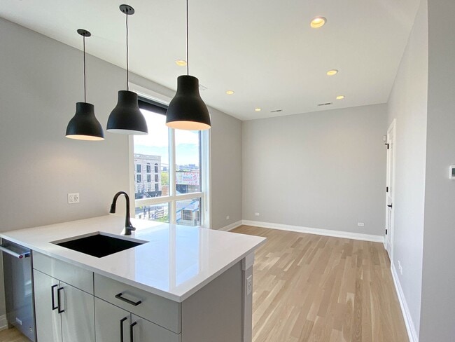 Photo - 1060 W Cornelia Ave