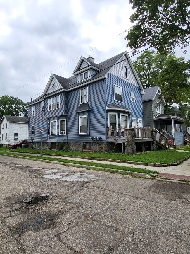 Exterior of building - 429 W Cedar St Unit 3
