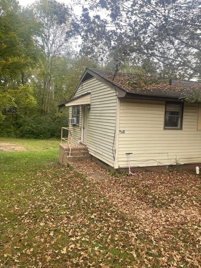 Building Photo - Oak Ridge 37830 - 2 bedroom, 1 bath duplex - Contact Lisa Vineyard and Shannon Russell (865) 216-...