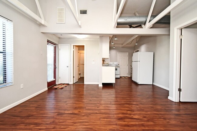 Photo - 2 Bedroom, 1 Bath -  Colonial Town