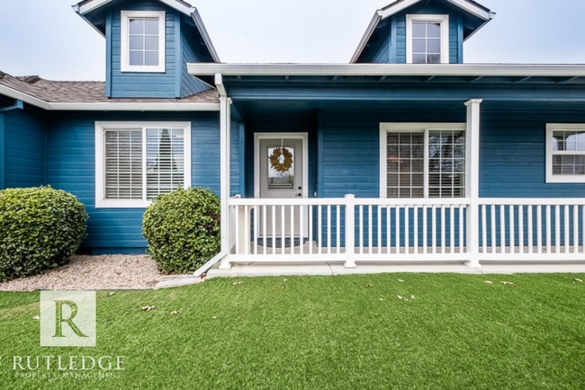 Photo - 3 Bedroom + Office in Central Point!