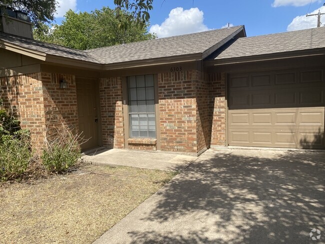 Building Photo - Wonderful 3/2/2 dupex in Fort Worth Rental