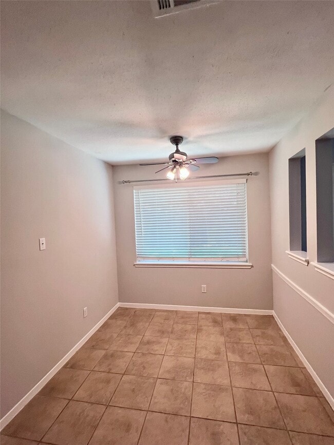 Photo - 9 N Deerfoot Cir