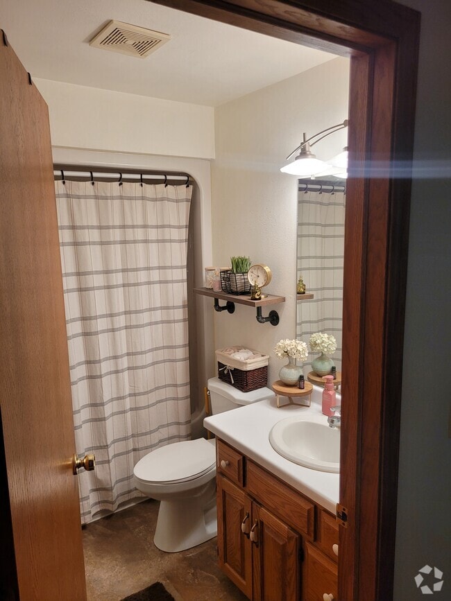 tub and shower in main bath - W5851 Hearthstone Dr Rental