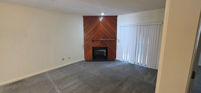 Photo - ****** HALF OFF FIRST FULL MONTH OF RENT!! ******