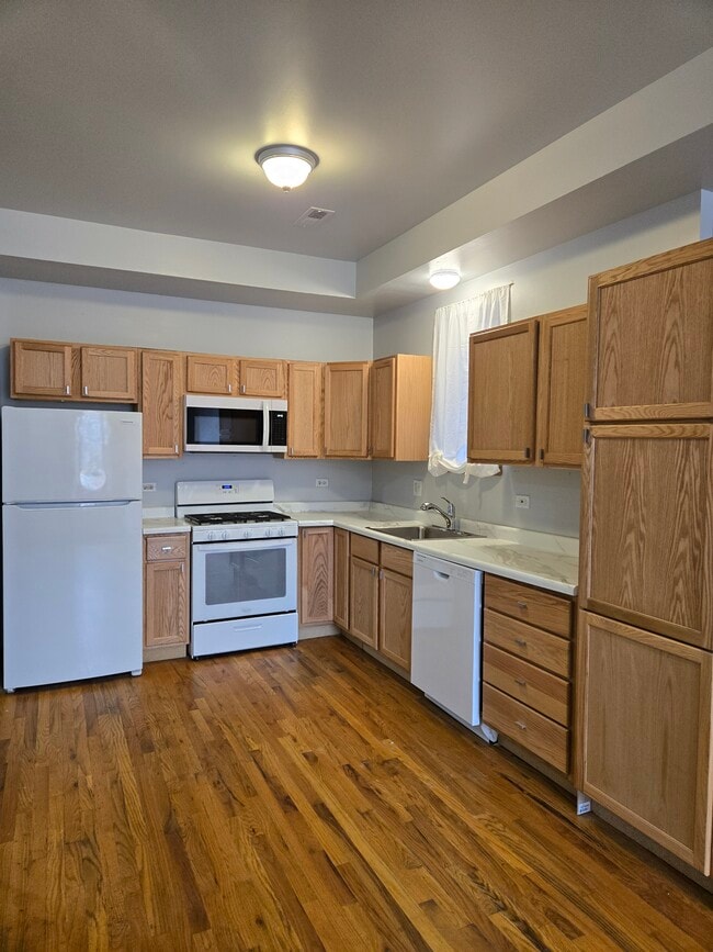 Kitchen - 4015 W Wilcox St Unit 1