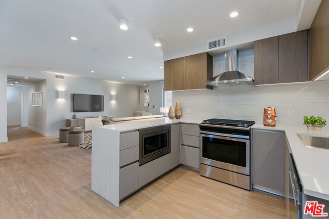 Building Photo - 11837 Mayfield Ave Unit PH2 Rental