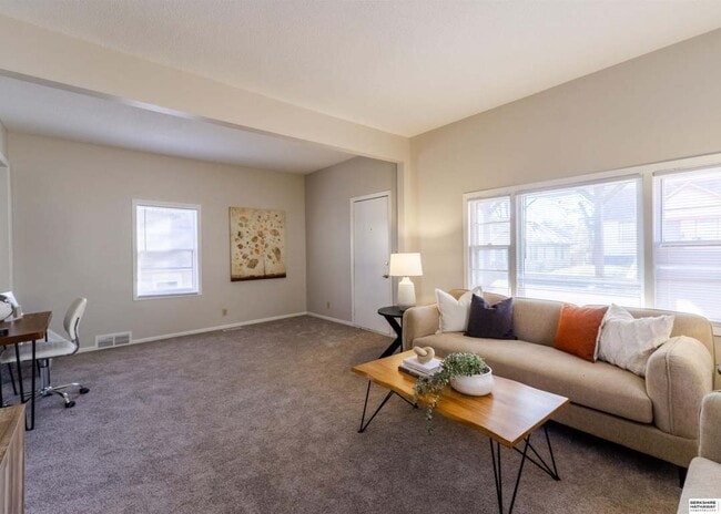 Photo - 4266 Maple St