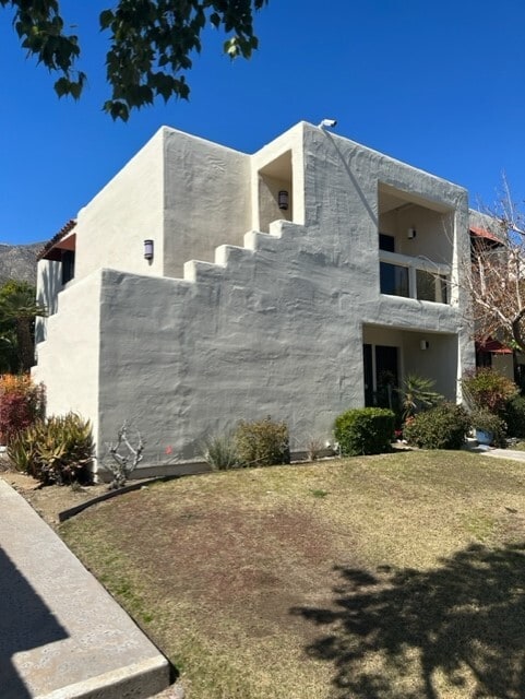 Escalera de acceso privada a la puerta principal. - 255 E Avenida Granada Unidad #725