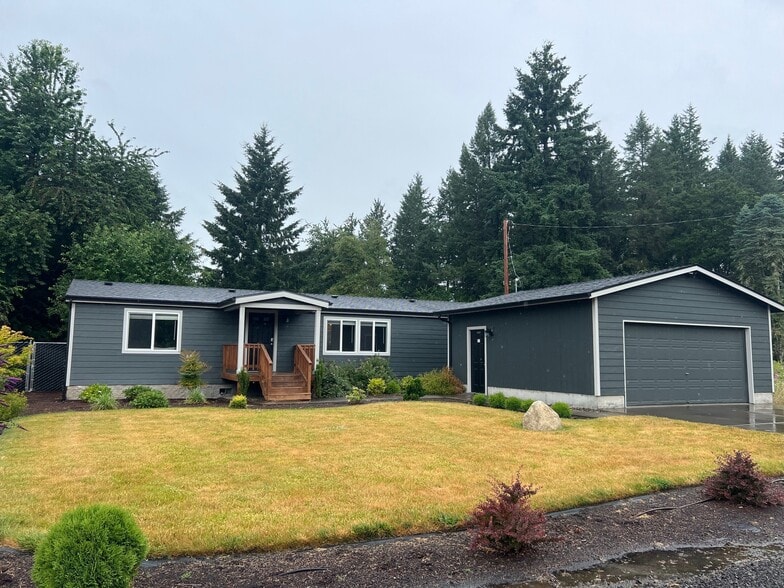 900 NW Peacock Ln
