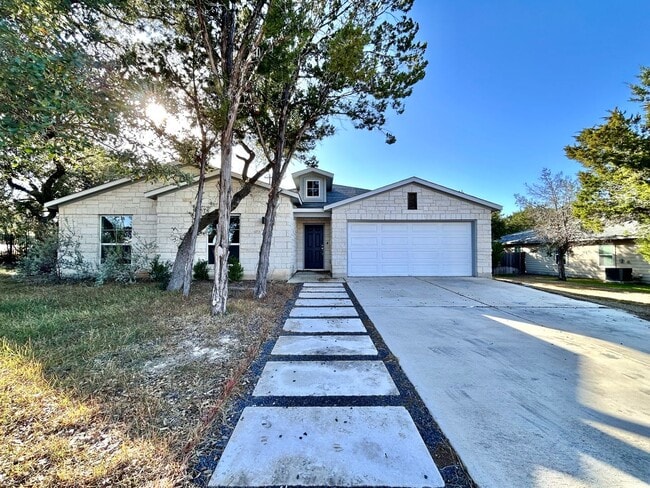 Building Photo - Charming 4/BR 2/BA Home with 2-Car Garage and Private Fenced Backyard