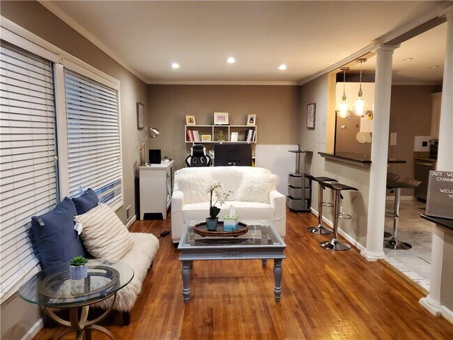 Photo - 2473 Woodacres Rd NE