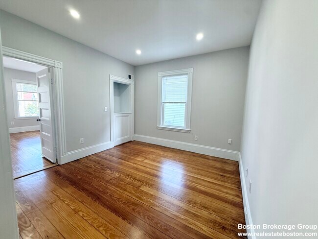 Photo - 71 Saxton St