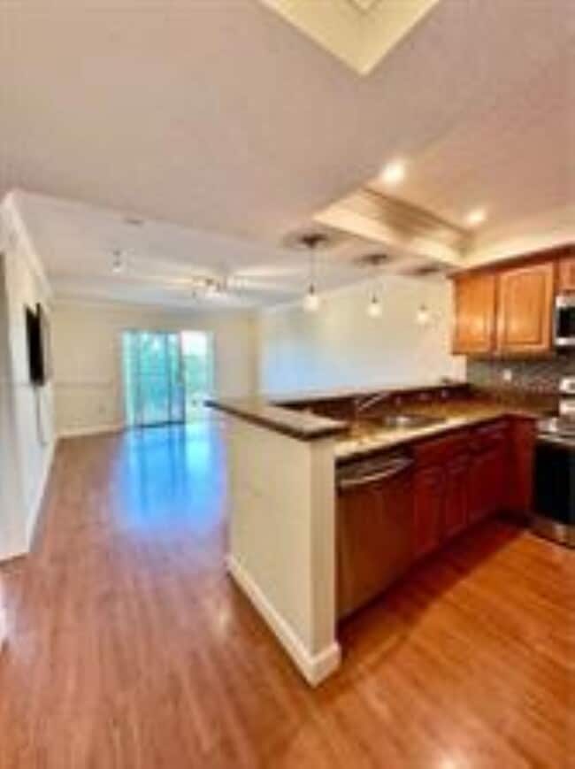 Building Photo - 151 NE 16th Ave Unit 334