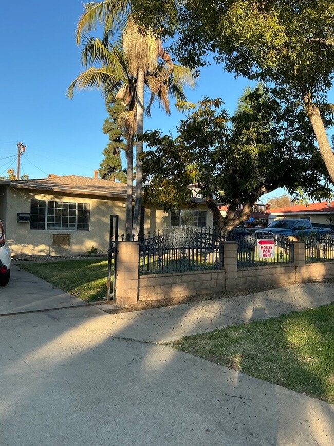 Building Photo - Belmont Unit 550