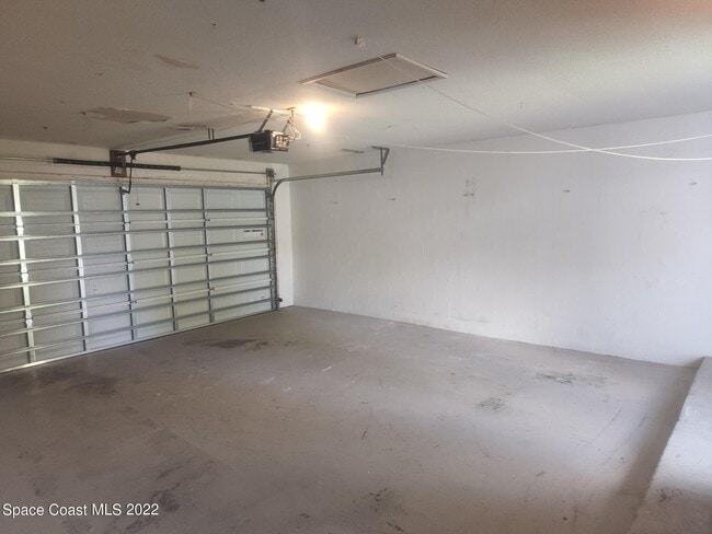 Photo - 595 Albatross St