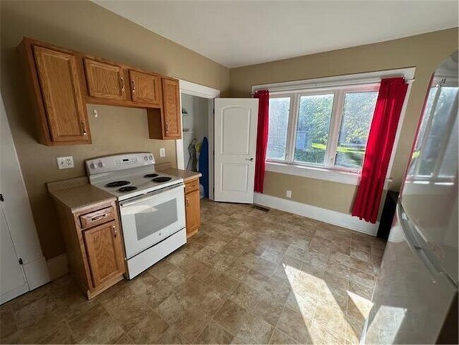 Photo - 712 3rd St SW