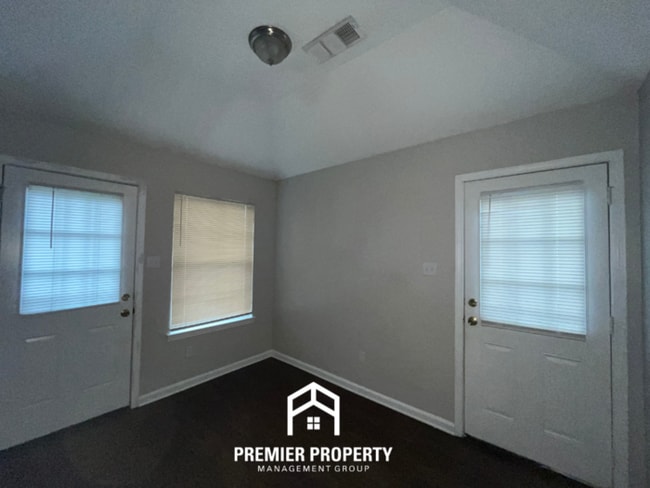 Photo - 6988 Dokkum Cove