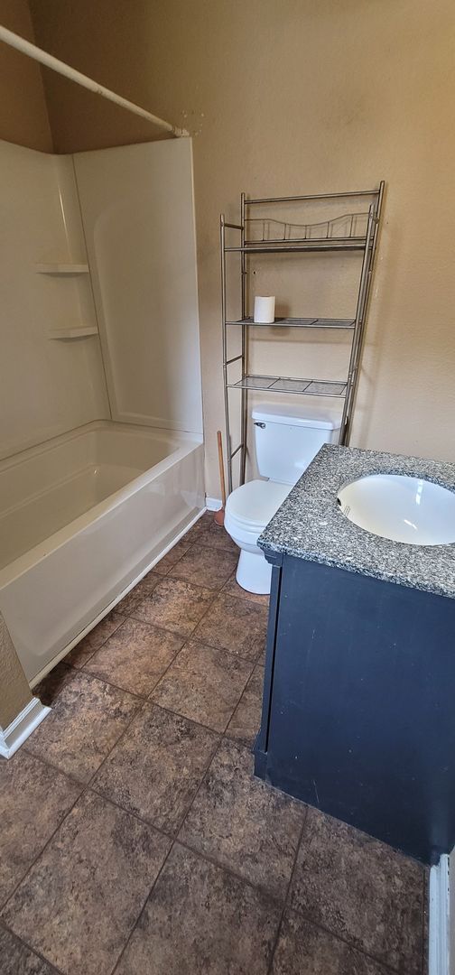 Photo - 2 bedroom house with detached garage in back!