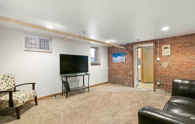 Building Photo - 1748 N High St Unit 4