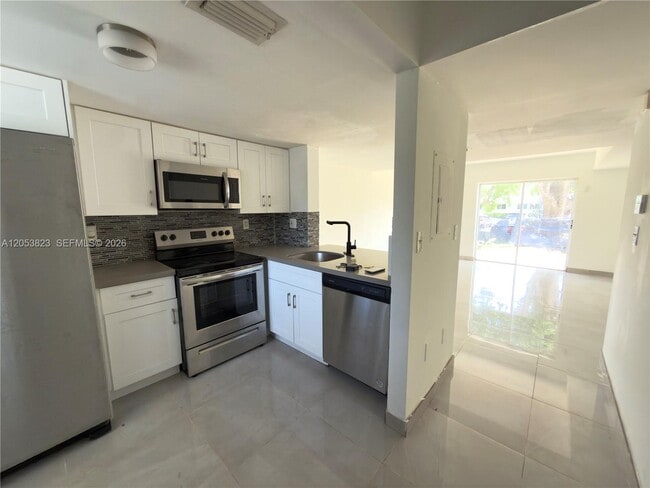 Building Photo - 14010 NE 3rd Ct Unit 1