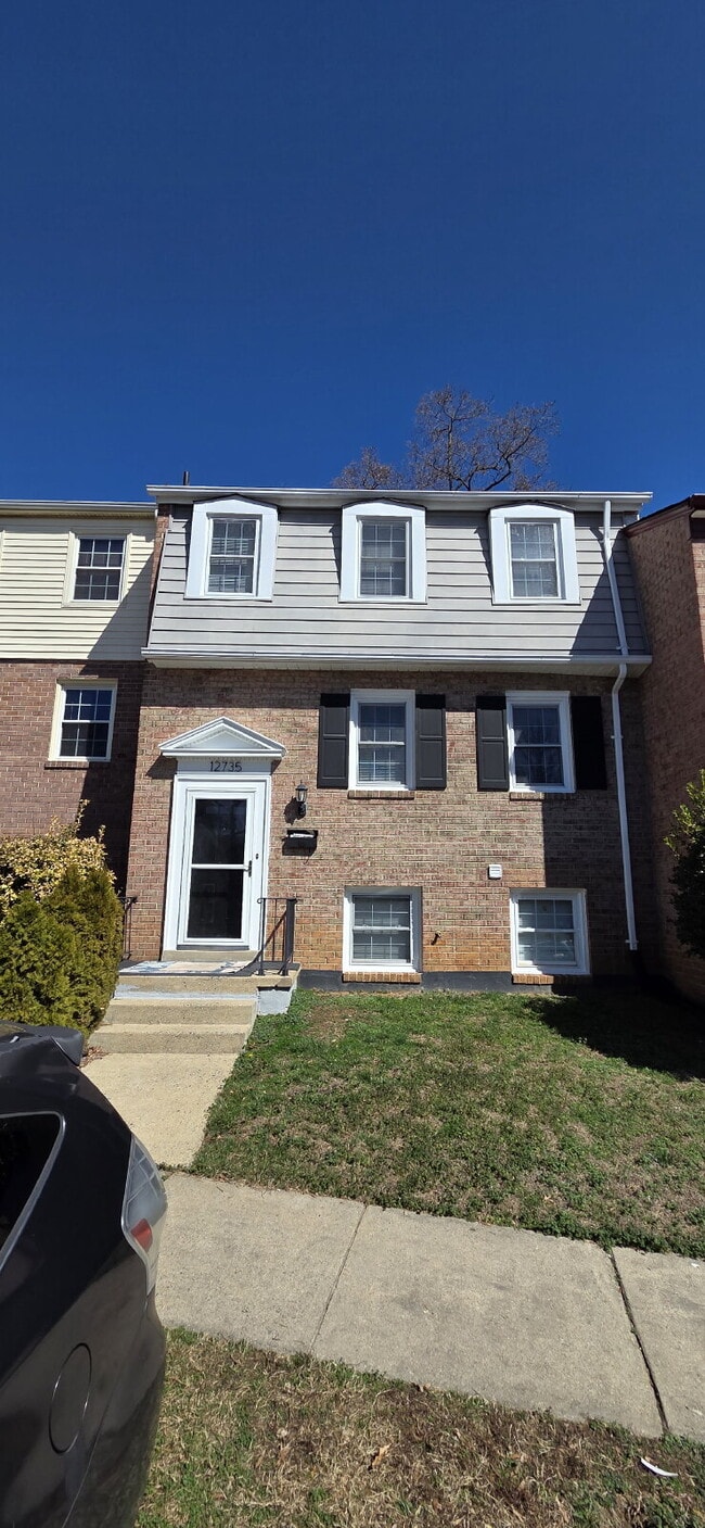 Building Photo - Upper level of townhome Unit Upstairs