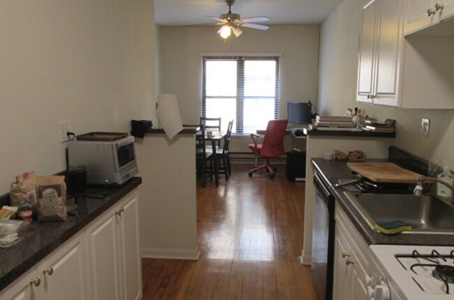 Photo - 719 W Roscoe St