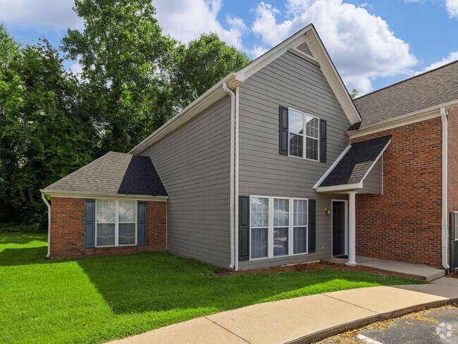 Building Photo - Freshly Renovated 3 BR, 2 BA Townhome Cent...