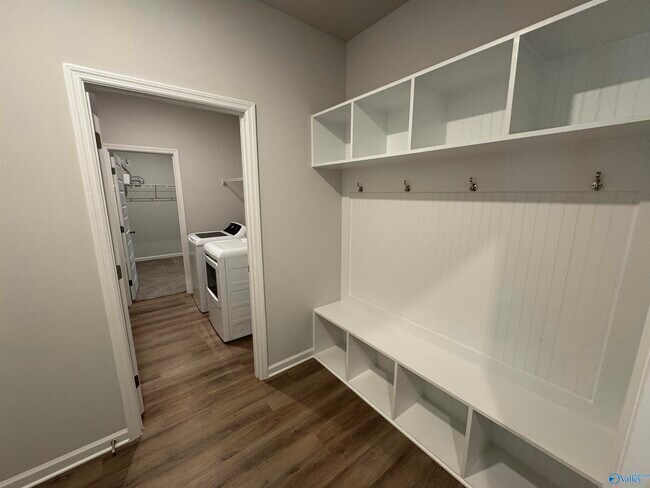 Photo - 209 Saddle St