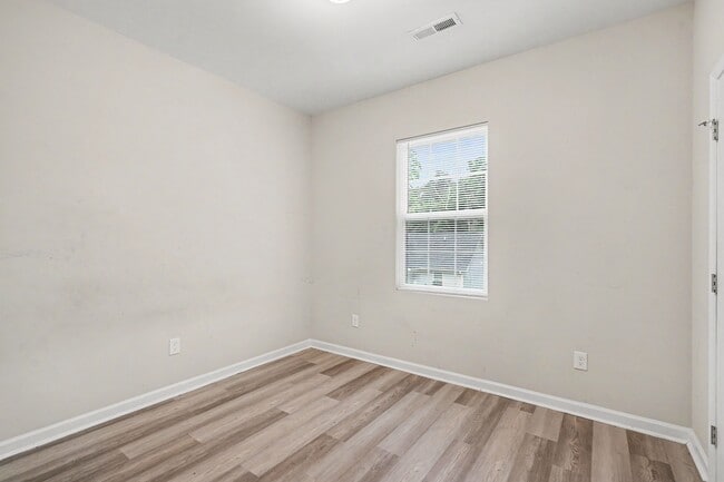 Photo - 635 Johns Ln