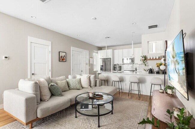 Photo - 1262 Yates St