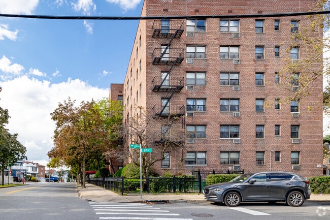 Photo - 13111 Kew Gardens Rd