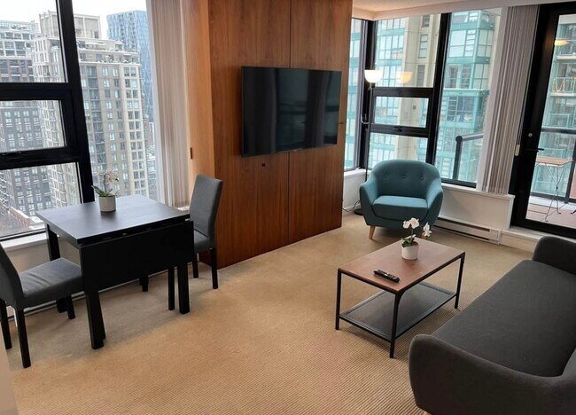 Photo - 928 Homer St