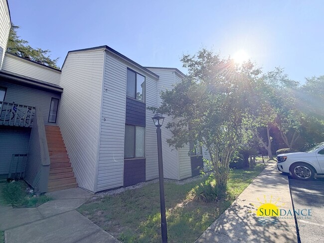 Building Photo - Charming 2 Bedroom Unit in Fort Walton Beach!