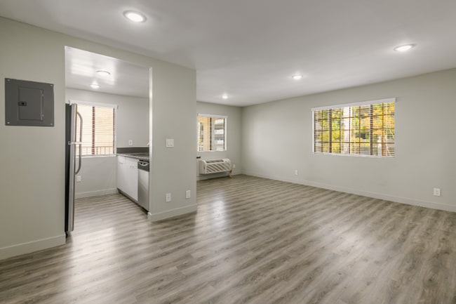 Building Photo - 1535 N Kenmore Ave Unit 2E