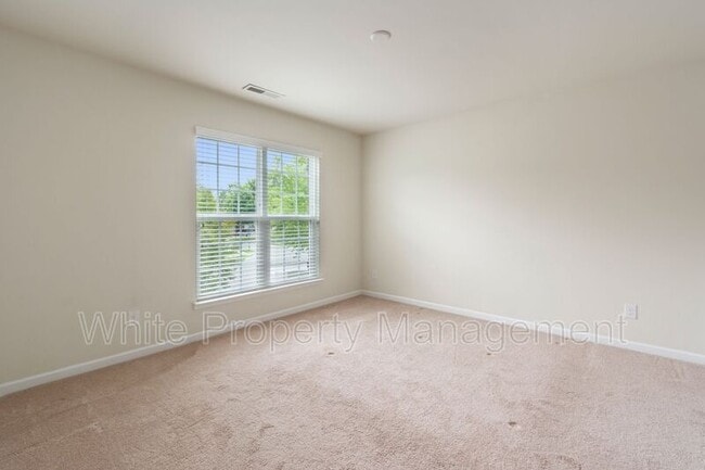 Photo - 15648 Canmore St