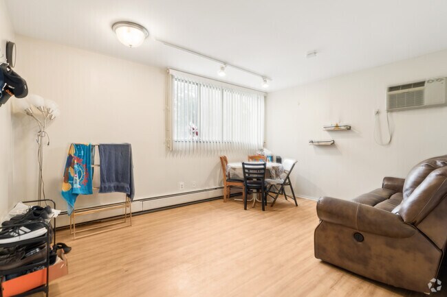 1BR, 1BA - 500SF - Living/Dining Room
