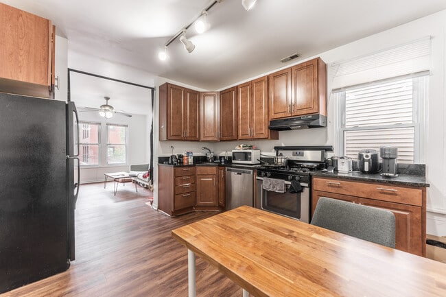 Building Photo - 2616 N Marshfield Ave Unit 2f