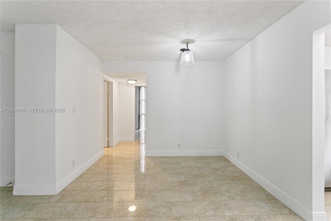 Photo - 17021 N Bay Rd Unidad 429