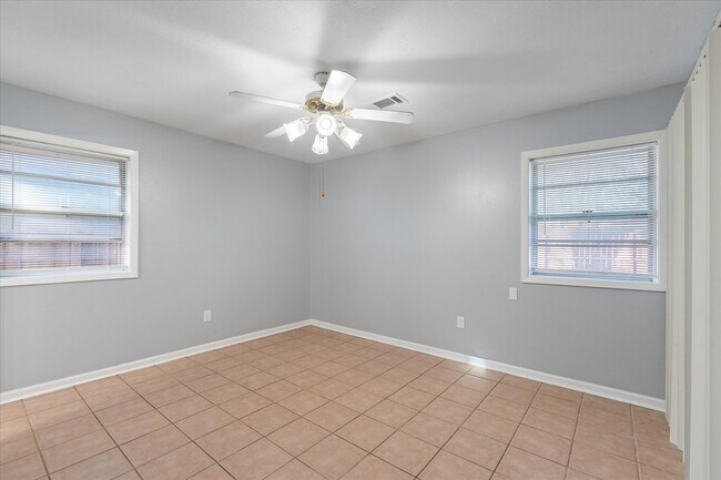 Photo - 906 Alyse St