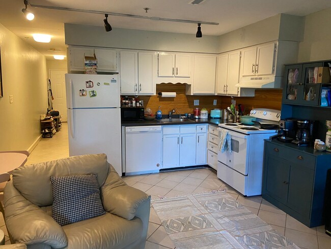 Building Photo - 207B Unit 207