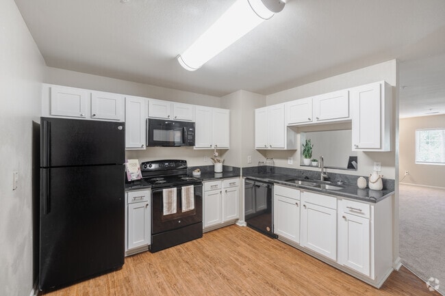 2BR, 2BA - 940SF - Kitchen